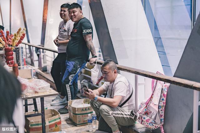 要去摆地摊了,卖点什么好呢?这些地摊货更易赚钱
