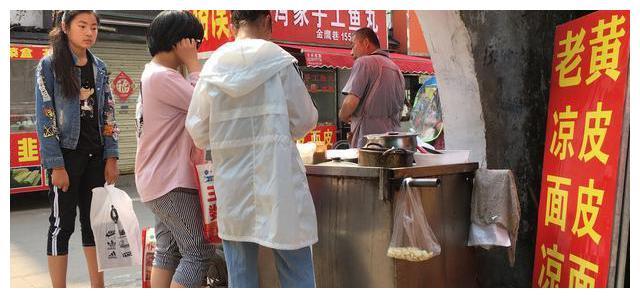 夏天摆摊,卖什么小吃比较好?小本生意70%以上的利润空间