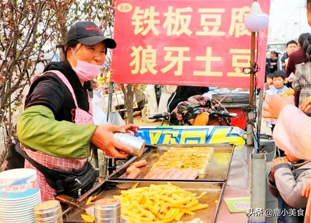 广东夜市地摊,7种街头小吃最火爆,年轻人追捧不已,基本都吃过