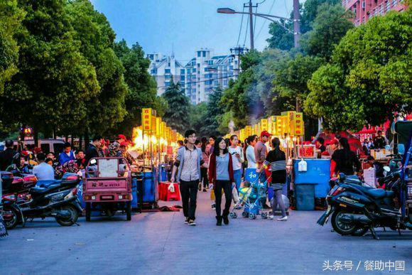 在大学门口摆地摊卖什么好，卖这些产品让你准赚钱