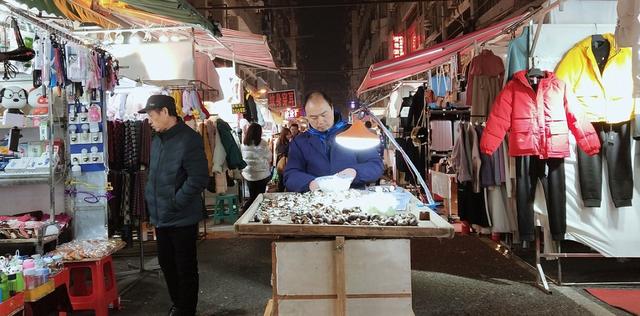 摆地摊老司机给你分享心得:摆地摊卖衣服月入过万轻轻松松