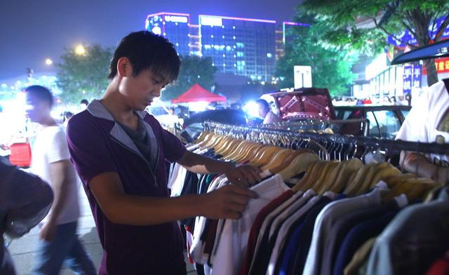 摆地摊老司机给你分享心得:摆地摊卖衣服月入过万轻轻松松