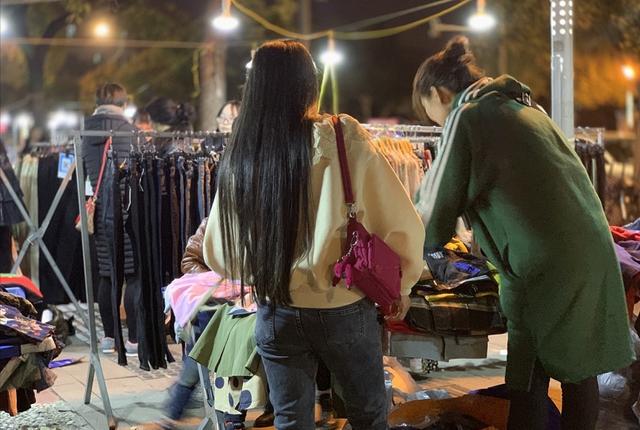 摆地摊老司机给你分享心得:摆地摊卖衣服月入过万轻轻松松