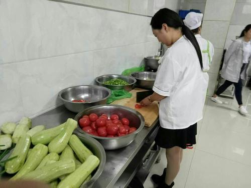 90后开餐厅月入13万,轻松锁定2000顾客,背后模式很巧妙