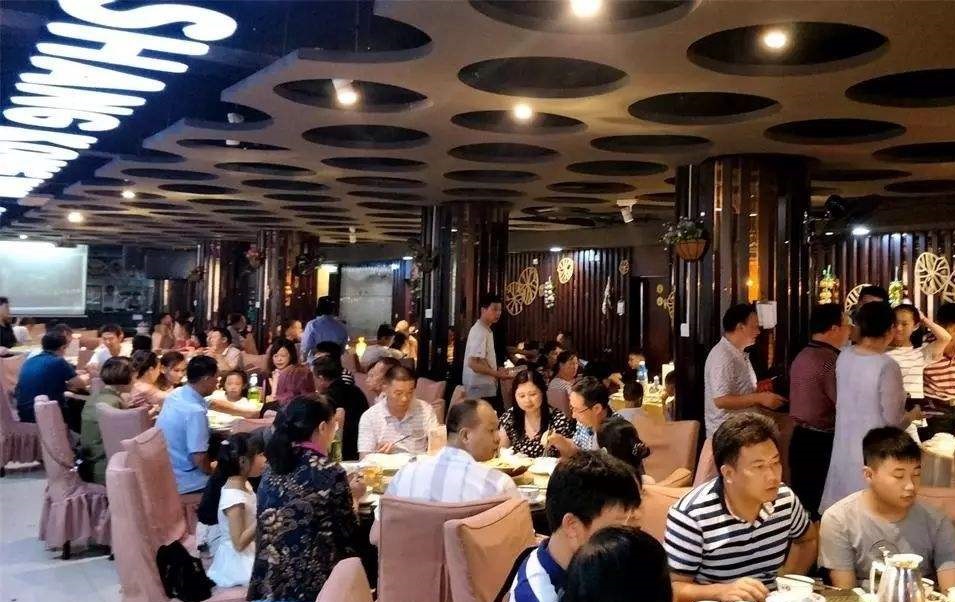 餐厅牛蛙煲只卖9.9,吸引顾客纷纷进店,老板一月收180万