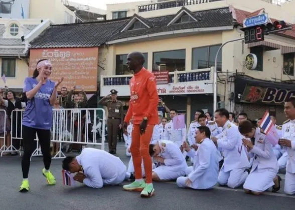 泰国官员跪地给王后加油，王后苏提达亮相马拉松