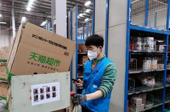 天猫超市发什么快递？是送货上门吗？