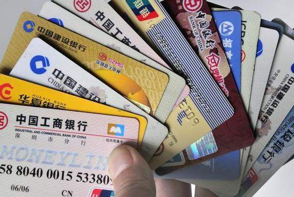 银行卡丢了也被冻结了怎么解冻，钱还在吗